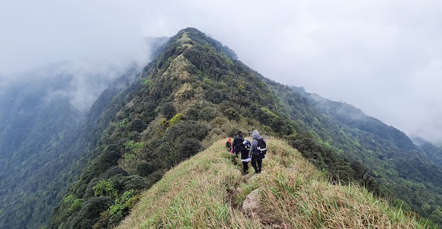 The Emotion Rollercoaster of Hiking the Lang Son's "Everest" The Emotion Rollercoaster of Hiking the Lang Son's "Everest"