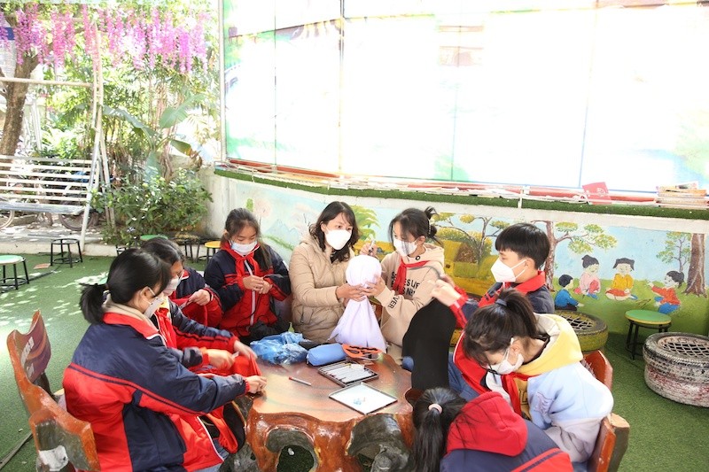 Teacher Banh Ngoc Thuy: Motherly English Lessons at Frontier Land Teacher Banh Ngoc Thuy: Motherly English Lessons at Frontier Land