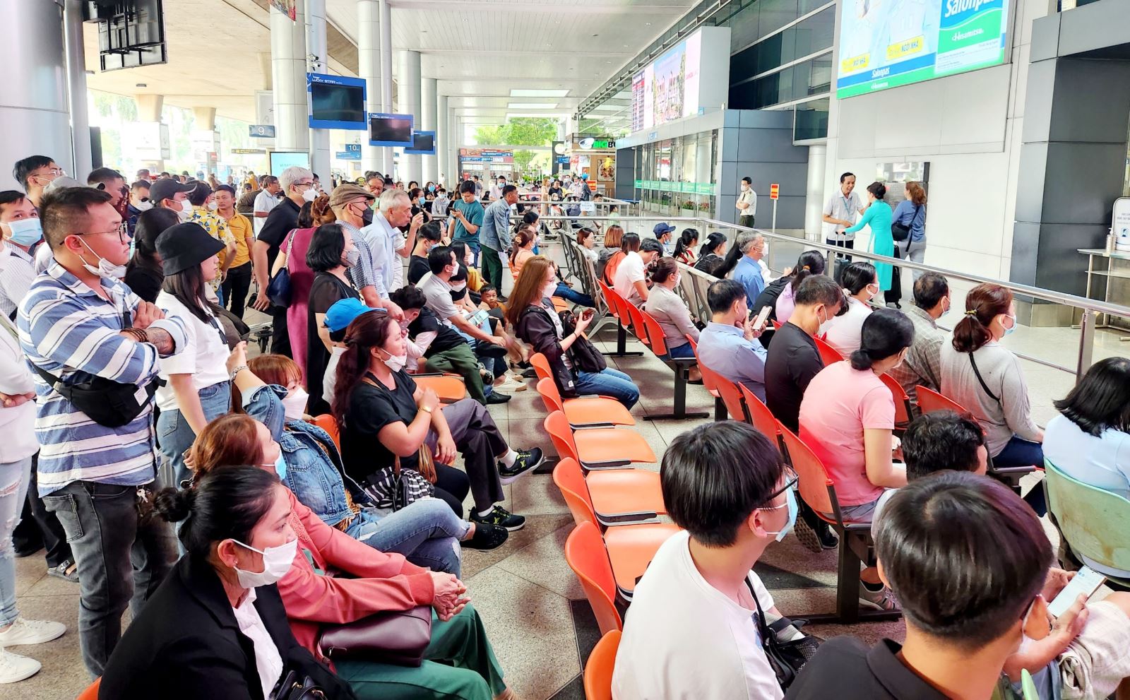 TP Hồ Chí Minh: Nhộn nhịp Việt kiều về quê đón Tết Nguyên đán 2023 Chú thích ảnh