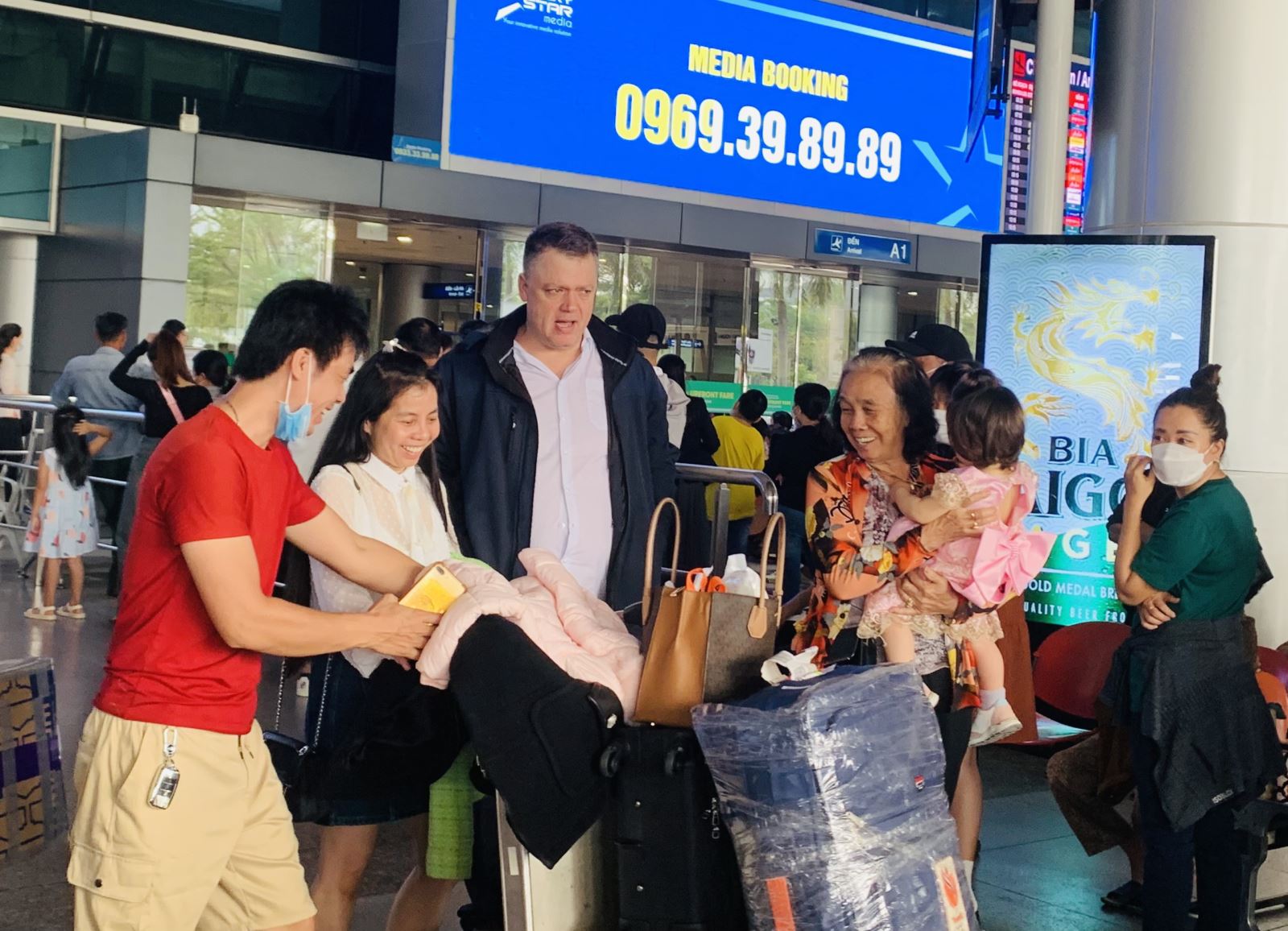 TP Hồ Chí Minh: Nhộn nhịp Việt kiều về quê đón Tết Nguyên đán 2023 Chú thích ảnh