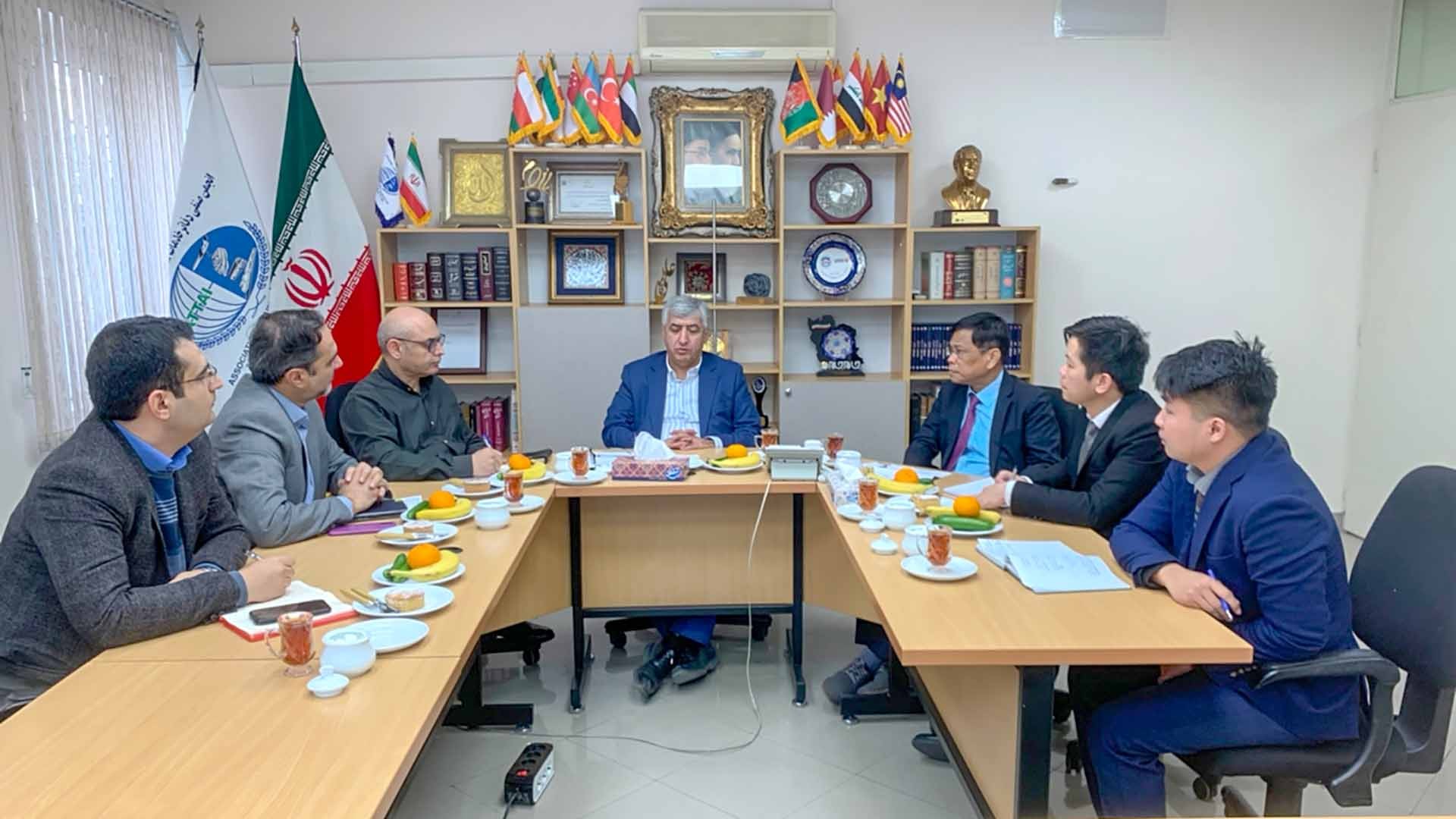 Đại sứ Việt Nam tại Iran Lương Quốc Huy làm việc với ông Hormatallah Rafiei, Chủ tịch Hiệp hội Vận tải Hàng không và Doanh nghiệp Du lịch Iran. Đại sứ Việt Nam tại Iran Lương Quốc Huy làm việc với ông Hormatallah Rafiei, Chủ tịch Hiệp hội Vận tải Hàng không và Doanh nghiệp Du lịch Iran.