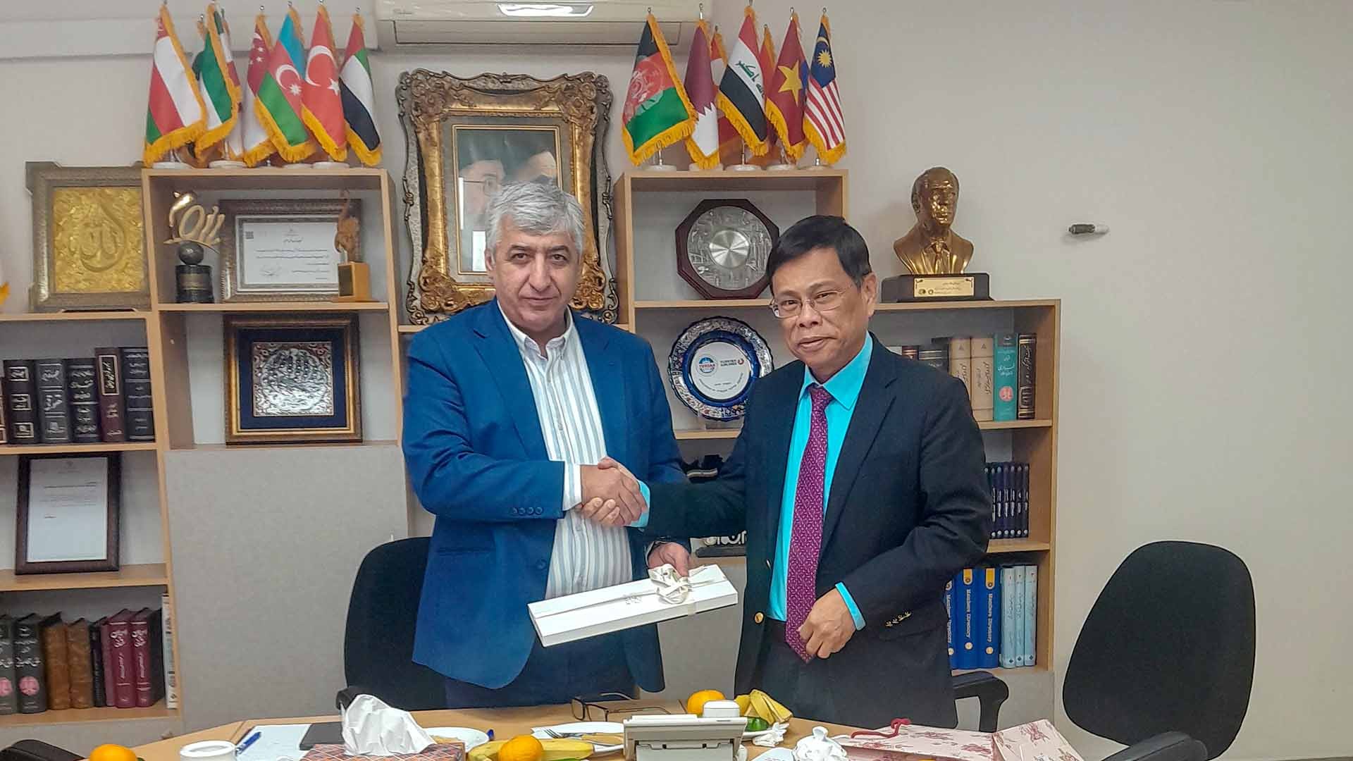 Đại sứ Việt Nam tại Iran Lương Quốc Huy và ông Hormatallah Rafiei, Chủ tịch Hiệp hội Vận tải Hàng không và Doanh nghiệp Du lịch Iran. Đại sứ Việt Nam tại Iran Lương Quốc Huy và ông Hormatallah Rafiei, Chủ tịch Hiệp hội Vận tải Hàng không và Doanh nghiệp Du lịch Iran.