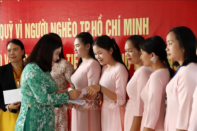 Trao tiền hỗ trợ giáo viên Trường Song ngữ Lào - Việt Nam Nguyễn Du Chú thích ảnh