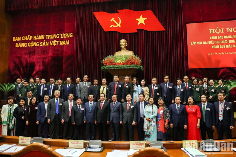 Tạo động lực để đội ngũ trí thức, nhà khoa học, văn nghệ sĩ tận tâm, tận hiến với đất nước Tạo động lực để đội ngũ trí thức, nhà khoa học, văn nghệ sĩ tận tâm, tận hiến với đất nước ảnh 3
