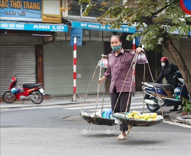 Đại dịch COVID-19 khiến nhiều phụ nữ rơi vào cảnh mất việc làm, không có thu nhập. Ảnh: TTXVN Đại dịch COVID-19 khiến nhiều phụ nữ rơi vào cảnh mất việc làm, không có thu nhập. Ảnh: TTXVN