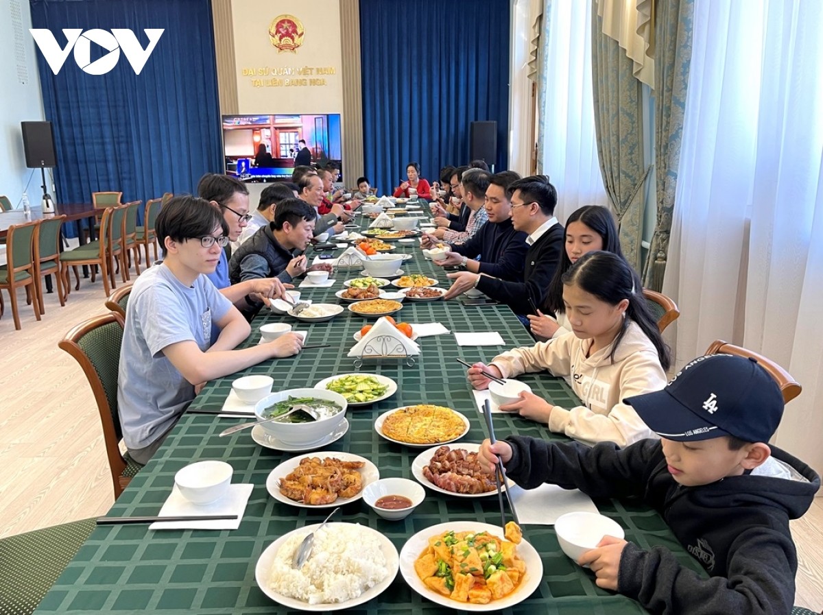 Bữa cơm trưa đầm ấm dành cho bà con sơ tán từ Ukraine ở Đại sứ quán Việt Nam tại LB Nga. Bữa cơm trưa đầm ấm dành cho bà con sơ tán từ Ukraine ở Đại sứ quán Việt Nam tại LB Nga.