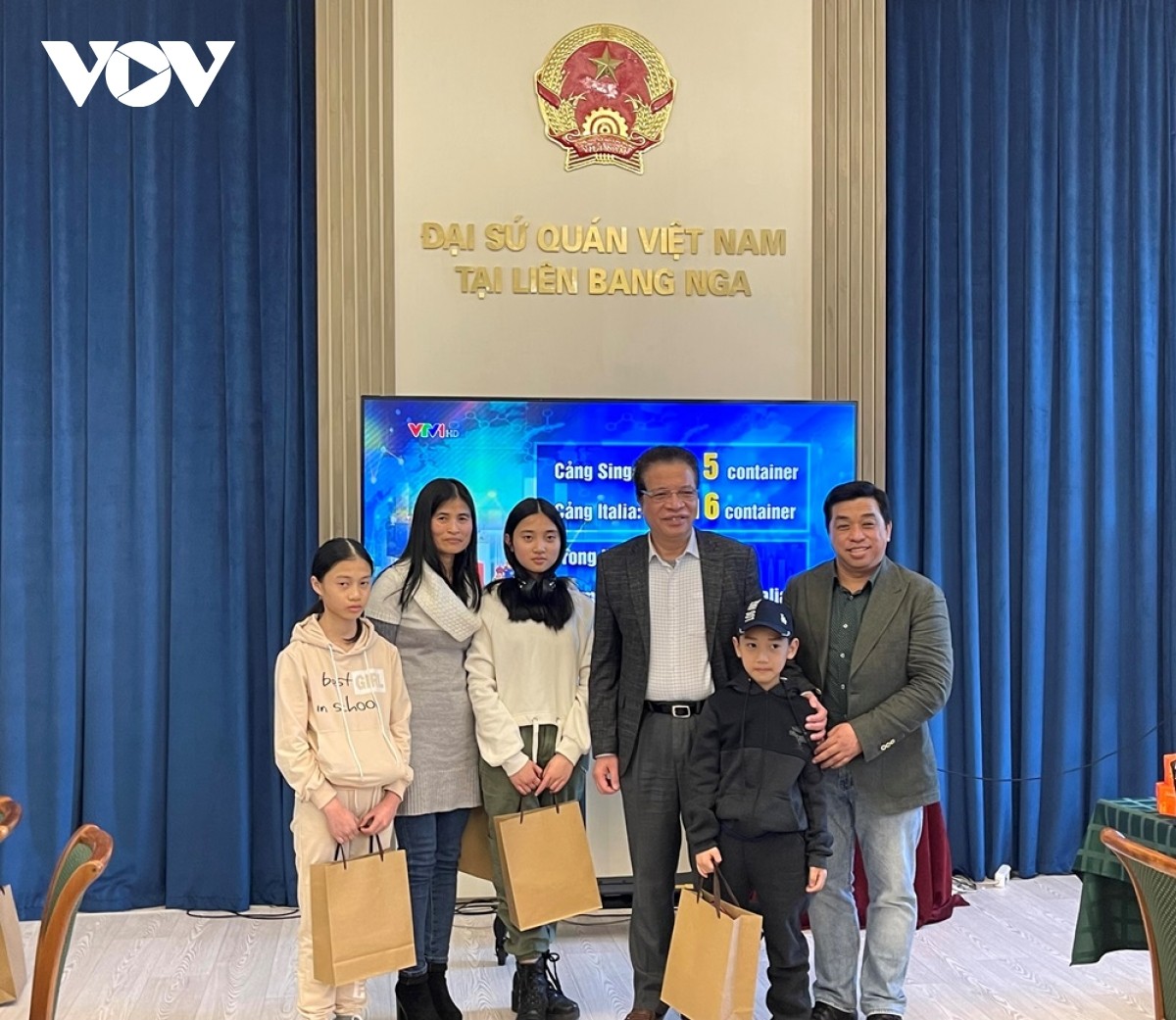 Đại sứ Đặng Minh Khôi và ông Trần Phú Thuận-phó chủ tịch thường trực Hội người Việt Nam tại LB Nga chụp ảnh lưu niệm cùng 4 mẹ con chị Nguyễn Thị Bích Vân. Đại sứ Đặng Minh Khôi và ông Trần Phú Thuận-phó chủ tịch thường trực Hội người Việt Nam tại LB Nga chụp ảnh lưu niệm cùng 4 mẹ con chị Nguyễn Thị Bích Vân.