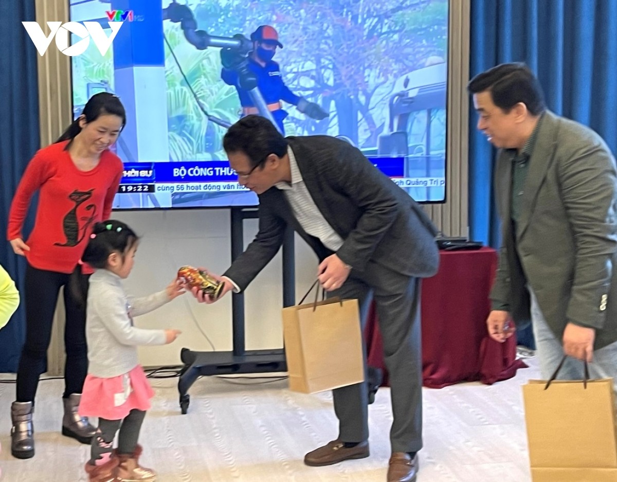 Đại sứ trao quà của Hội người Việt Nam tại LB Nga cho bà con. Đại sứ trao quà của Hội người Việt Nam tại LB Nga cho bà con.