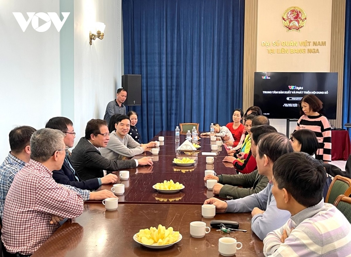 Đại sứ Đặng Minh Khôi trò chuyện thân mật với bà con. Đại sứ Đặng Minh Khôi trò chuyện thân mật với bà con.
