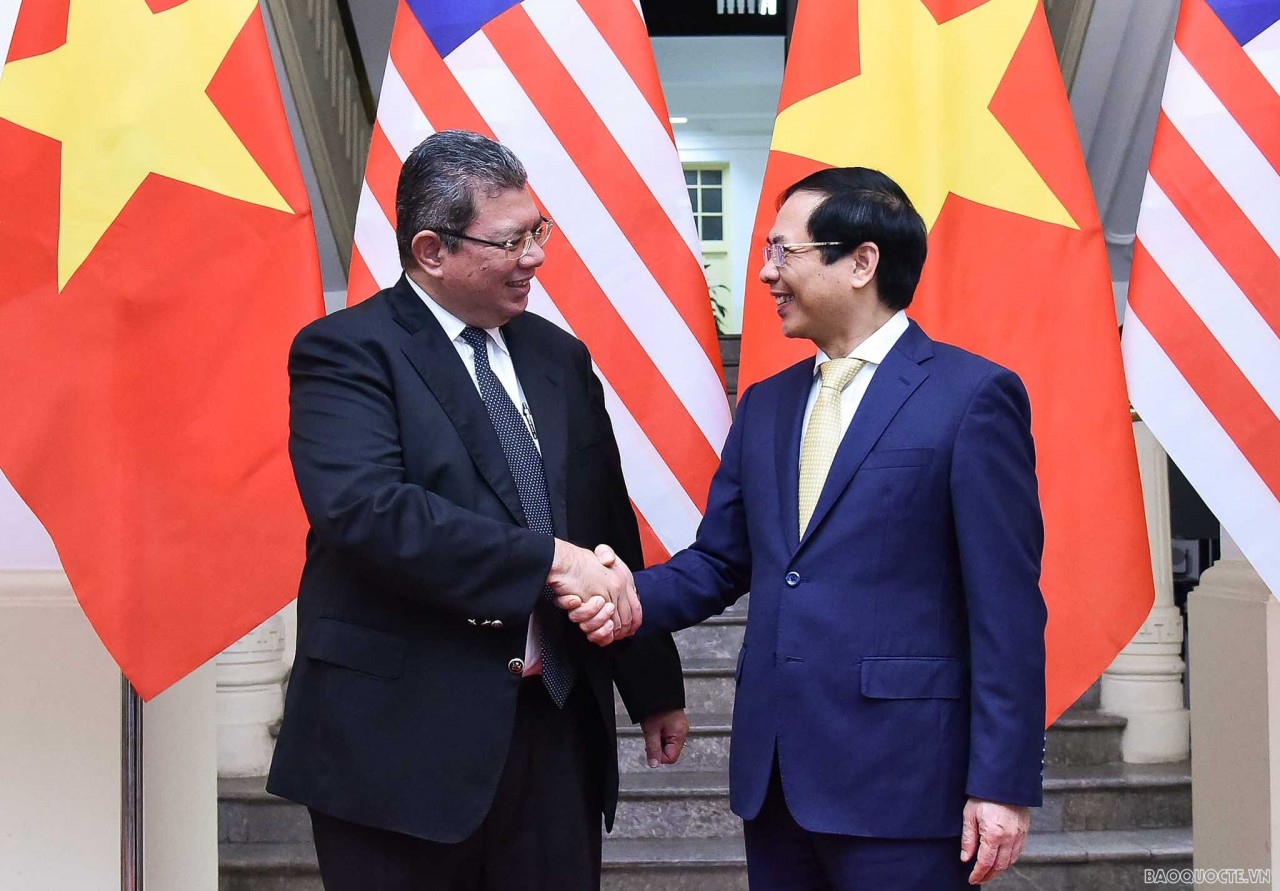 Bộ trưởng Ngoại giao Bùi Thanh Sơn đón và hội đàm với Bộ trưởng Ngoại giao Malaysia Saifuddin Abdullah. Ảnh: Báo Thế giới và Việt Nam Bộ trưởng Ngoại giao Bùi Thanh Sơn đón và hội đàm với Bộ trưởng Ngoại giao Malaysia Saifuddin Abdullah. Ảnh: Báo Thế giới và Việt Nam
