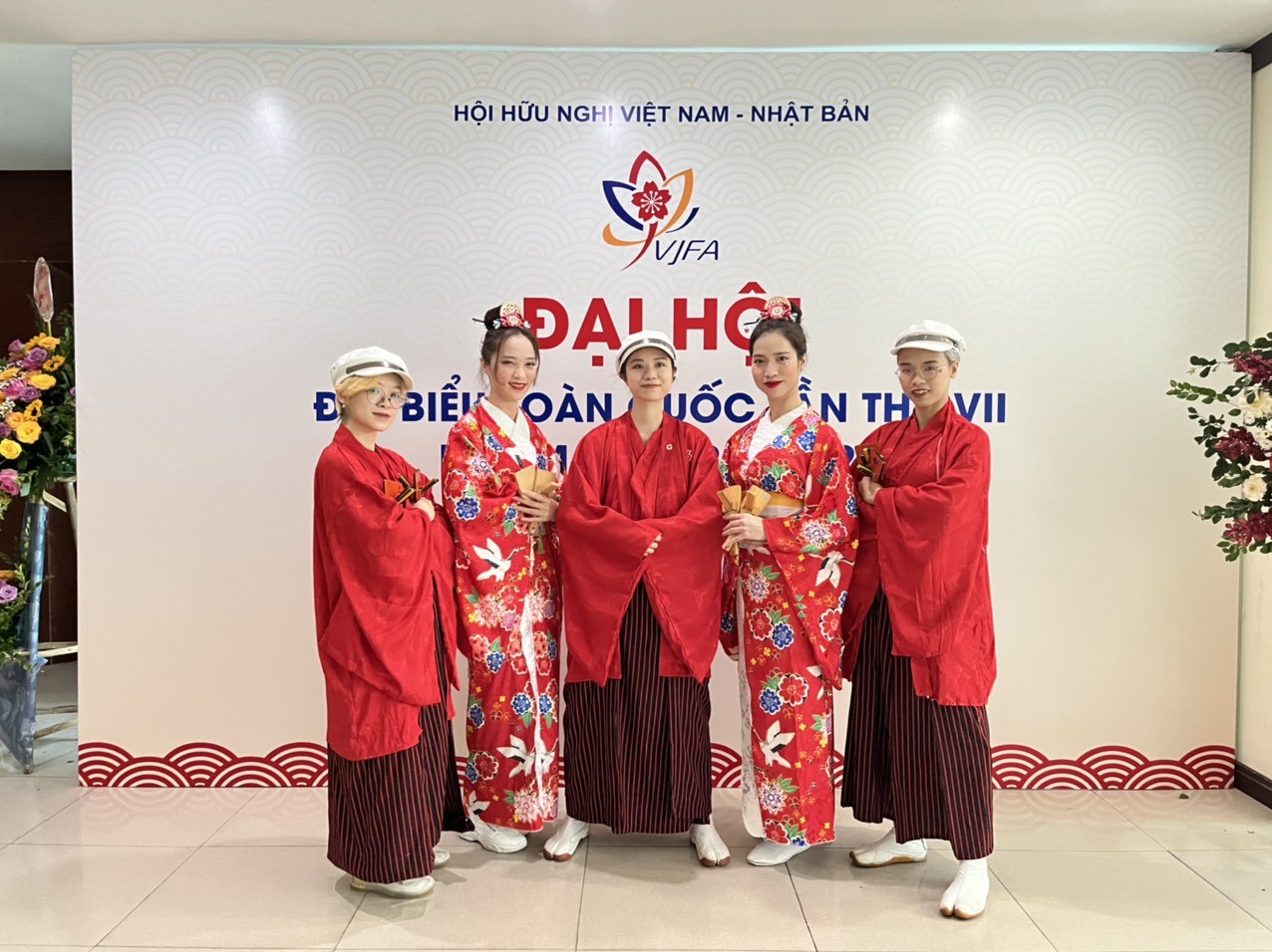 Lê Hải Ly (ngoài cùng bên phải) cùng các bạn trong câu lạc bộ