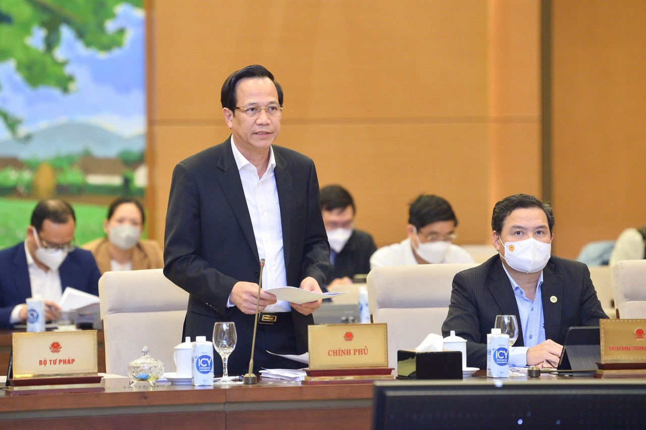 Bộ trưởng Bộ Lao động, Thương bình và Xã hội Đào Ngọc Dung báo cáo tại phiên họp. Ảnh: Quochoi.vn Bộ trưởng Bộ Lao động, Thương bình và Xã hội Đào Ngọc Dung báo cáo tại phiên họp. Ảnh: Quochoi.vn