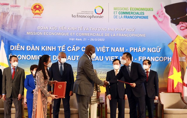 Phó Thủ tướng Thường trực Phạm Bình Minh chứng kiến lễ trao các thỏa thuận hợp tác trong khuôn khổ diễn đàn. Ảnh: VGP Phó Thủ tướng Thường trực Phạm Bình Minh chứng kiến lễ trao các thỏa thuận hợp tác trong khuôn khổ diễn đàn. Ảnh: VGP