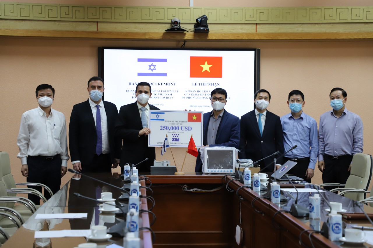 Công ty Zim Integrated Shipping Services Ltd trao biểu trao tượng trưng cho đại diện Bệnh viện Nội tiết Trung ương và Bệnh viện E dưới sự chứng kiến của Thứ trưởng Bộ Y tế Trần Văn và ngài Đại sứ đặc mệnh toàn quyền Nhà nước Israel tại Việt Nam. Ảnh: Bộ Y tế Công ty Zim Integrated Shipping Services Ltd trao biểu trao tượng trưng cho đại diện Bệnh viện Nội tiết Trung ương và Bệnh viện E dưới sự chứng kiến của Thứ trưởng Bộ Y tế Trần Văn và ngài Đại sứ đặc mệnh toàn quyền Nhà nước Israel tại Việt Nam. Ảnh: Bộ Y tế