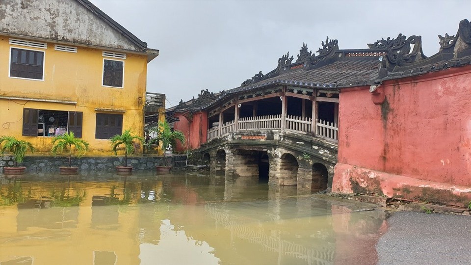 Hàng năm, Hội An thường xuyên bị ngập úng ảnh hưởng đến Chùa Cầu. Ảnh: Lao động Hàng năm, Hội An thường xuyên bị ngập úng ảnh hưởng đến Chùa Cầu. Ảnh: Lao động