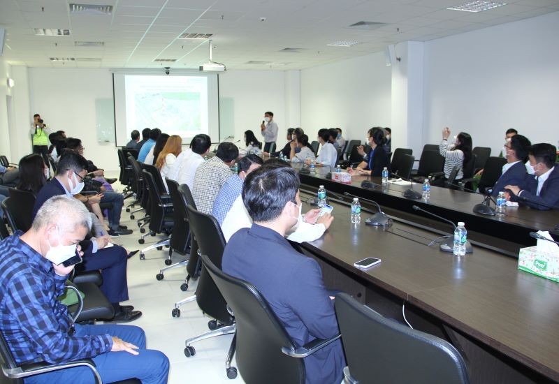 Đại diện Nhà máy Nhiệt điện BOT Nghi Sơn 2 giới thiệu quy mô, giải đáp các câu hỏi về chính sách, điều kiện khi đầu tư vào Nghi Sơn. Ảnh: Báo Thanh Hóa Đại diện Nhà máy Nhiệt điện BOT Nghi Sơn 2 giới thiệu quy mô, giải đáp các câu hỏi về chính sách, điều kiện khi đầu tư vào Nghi Sơn. Ảnh: Báo Thanh Hóa