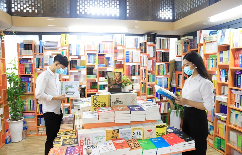 Sách song ngữ đáp ứng nhu cầu đọc và học ngoại ngữ của độc giả, đồng thời góp phần đưa sách Việt ra thế giới. Trong ảnh: Độc giả tìm hiểu sách tại Phố sách Hà Nội. Ảnh: Quang Thái/Hà Nội mới Sách song ngữ đáp ứng nhu cầu đọc và học ngoại ngữ của độc giả, đồng thời góp phần đưa sách Việt ra thế giới. Trong ảnh: Độc giả tìm hiểu sách tại Phố sách Hà Nội. Ảnh: Quang Thái/Hà Nội mới