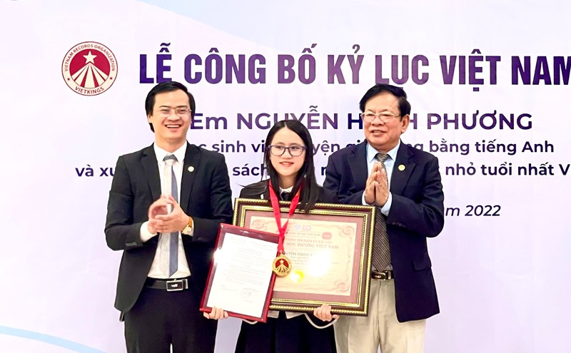 Tác giả Nguyễn Hạnh Phương được trao chứng nhận học sinh viết truyện giả tưởng bằng tiếng Anh và xuất bản sách song ngữ Anh - Việt nhỏ tuổi nhất Việt Nam. Ảnh: Hà Nội mới Tác giả Nguyễn Hạnh Phương được trao chứng nhận học sinh viết truyện giả tưởng bằng tiếng Anh và xuất bản sách song ngữ Anh - Việt nhỏ tuổi nhất Việt Nam. Ảnh: Hà Nội mới