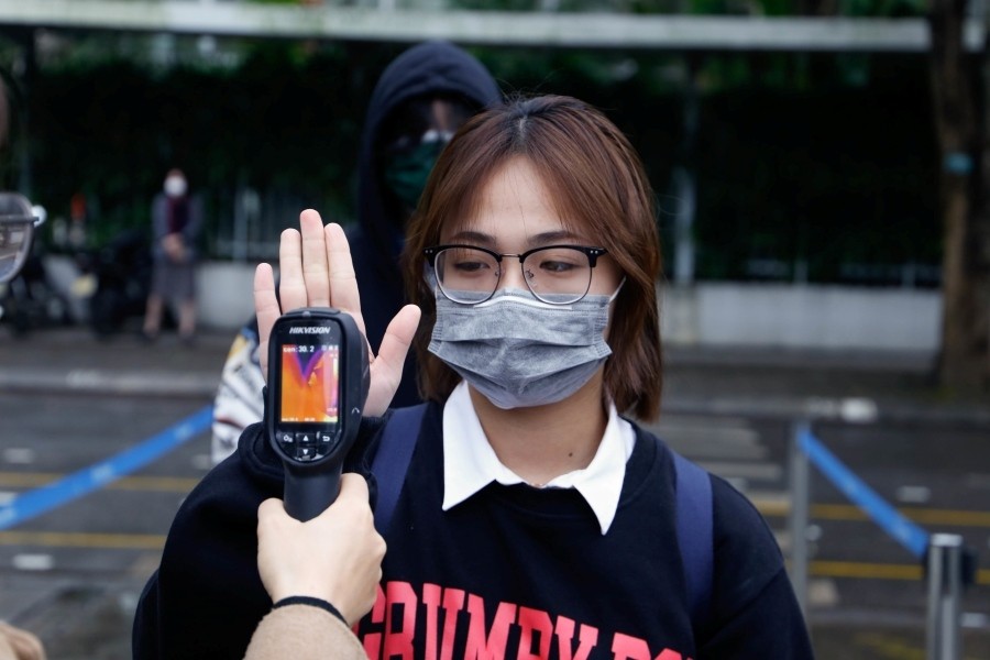 Học sinh đo thân nhiệt trong ngày quay trở lại trường học. Ảnh: VietNamNet Học sinh đo thân nhiệt trong ngày quay trở lại trường học. Ảnh: VietNamNet