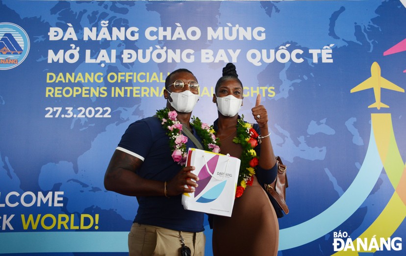 Những du khách trên chuyến bay đầu tiên đến Đà Nẵng được tặng hoa, chào mừng. Ảnh: Báo Đà Nẵng Những du khách trên chuyến bay đầu tiên đến Đà Nẵng được tặng hoa, chào mừng. Ảnh: Báo Đà Nẵng