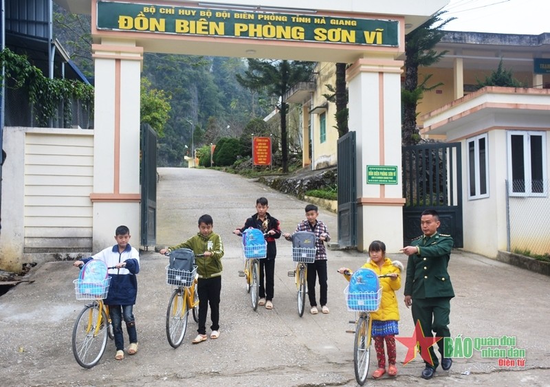 Cán bộ Đồn Biên phòng Sơn Vĩ (Bộ đội Biên phòng tỉnh Hà Giang) dẫn các con nuôi của đồn xuống đường để đến trường. Ảnh: VĂN CHIỂN Cán bộ Đồn Biên phòng Sơn Vĩ (Bộ đội Biên phòng tỉnh Hà Giang) dẫn các con nuôi của đồn xuống đường để đến trường. Ảnh: VĂN CHIỂN