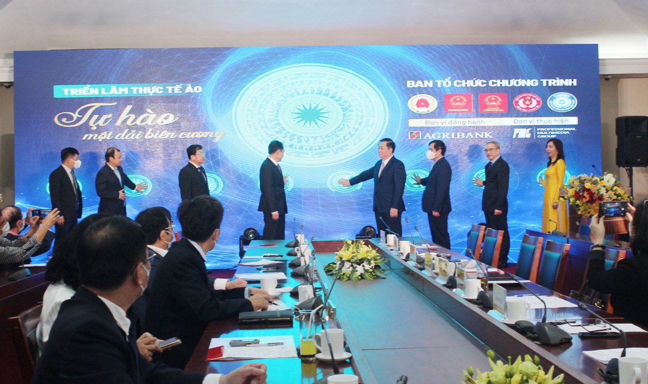 Ông Nguyễn Trọng Nghĩa, Bí thư Trung ương Đảng, Trưởng Ban Tuyên giáo Trung ương, Trưởng Ban Chỉ đạo Công tác thông tin đối ngoại Trung ương cùng các đại biểu ấn nút khai trương Triển lãm Ông Nguyễn Trọng Nghĩa, Bí thư Trung ương Đảng, Trưởng Ban Tuyên giáo Trung ương, Trưởng Ban Chỉ đạo Công tác thông tin đối ngoại Trung ương cùng các đại biểu ấn nút khai trương Triển lãm