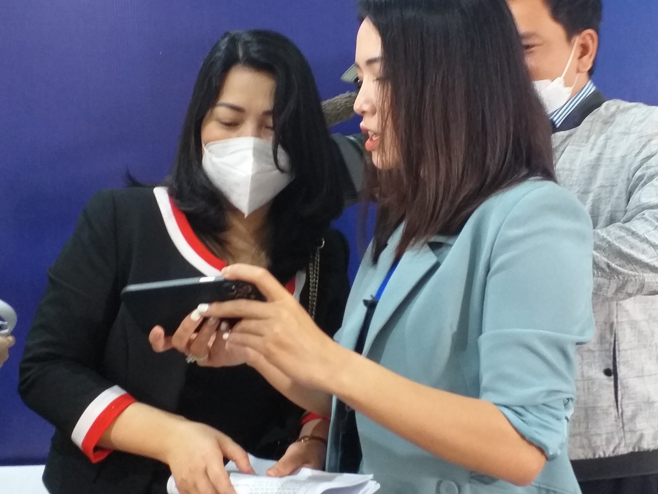 Người xem được hướng dẫn cách trải nghiệm triển lãm thực tế ảo Người xem được hướng dẫn cách trải nghiệm triển lãm thực tế ảo