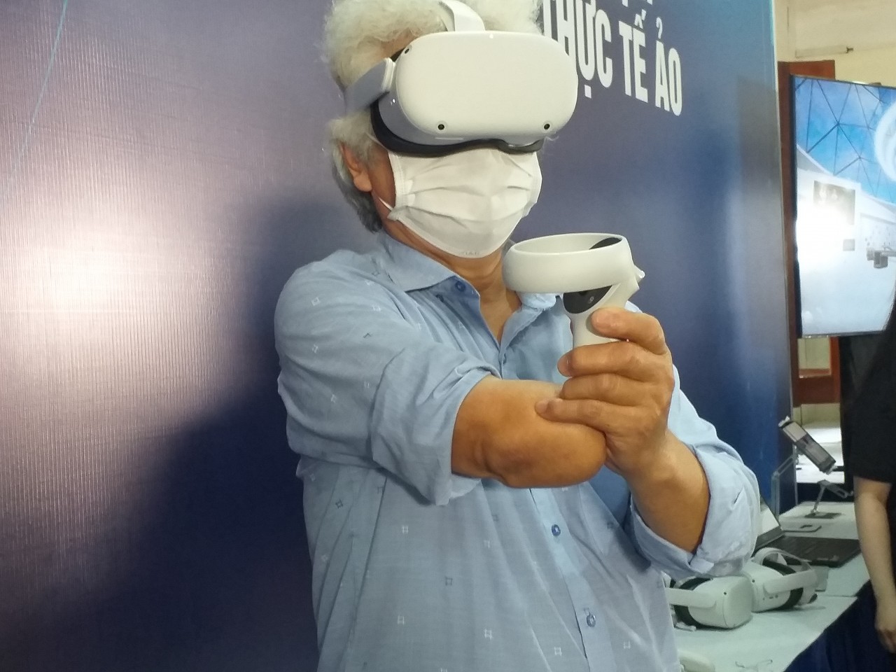 Nghệ sĩ nhiếp ảnh Đăng Thanh hào hứng trải nghiệm triển lãm thực tế ảo Nghệ sĩ nhiếp ảnh Đăng Thanh hào hứng trải nghiệm triển lãm thực tế ảo