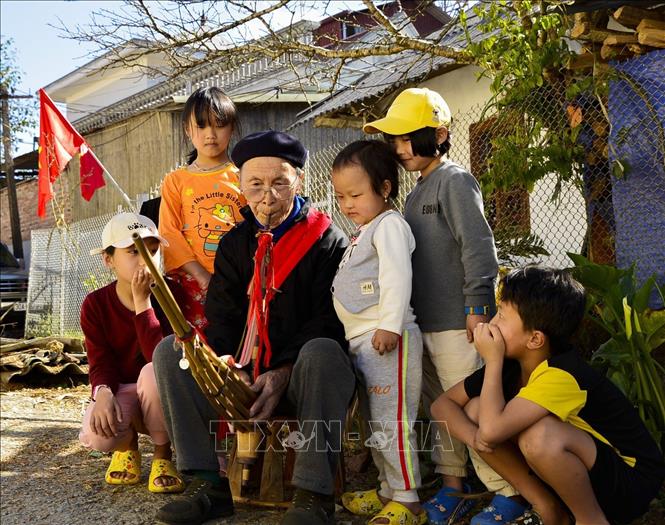 Điệu khèn Mông trên cao nguyên Sìn Hồ Chú thích ảnh