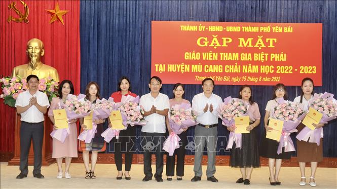 Giúp học sinh vùng cao mở cánh cửa ra thế giới Chú thích ảnh