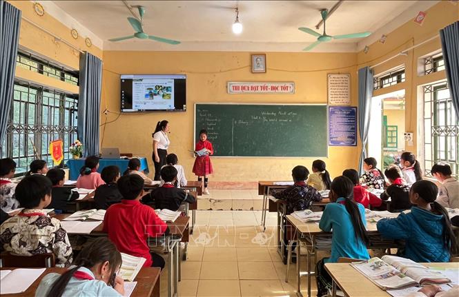 Giúp học sinh vùng cao mở cánh cửa ra thế giới Chú thích ảnh