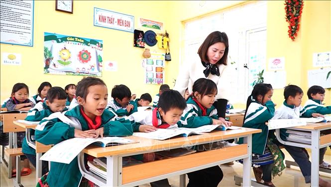 Giúp học sinh vùng cao mở cánh cửa ra thế giới Chú thích ảnh