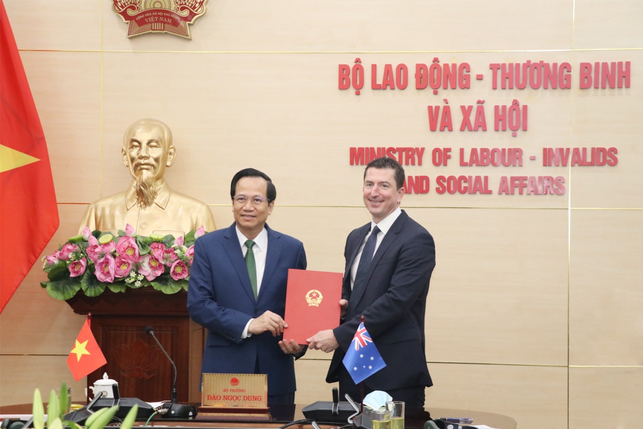 Bộ trưởng Đào Ngọc Dung trao lại Bản ghi nhớ giữa hai Chính phủ về hỗ trợ công dân Việt Nam tham gia Chương trình lao động nông nghiệp Australia cho đại diện Chính phủ Australia tại Việt Nam. Bộ trưởng Đào Ngọc Dung trao lại Bản ghi nhớ giữa hai Chính phủ về hỗ trợ công dân Việt Nam tham gia Chương trình lao động nông nghiệp Australia cho đại diện Chính phủ Australia tại Việt Nam.
