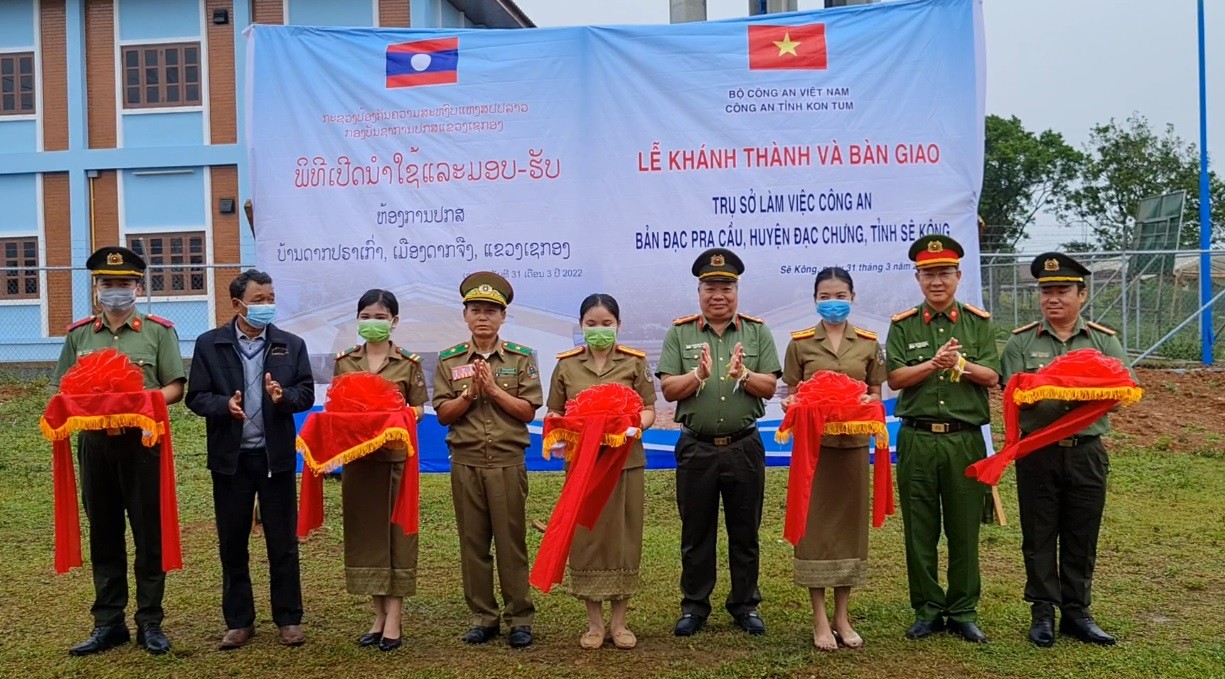 Công an tỉnh Kon Tum và Công an tỉnh Sê Kông phối hợp tổ chức Lễ khánh thành và bàn giao 5 trụ sở Công an các bản thuộc huyện Đạc Chưng. Ảnh: Báo Kon Tum