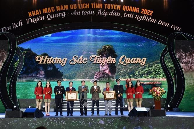 Lễ hội Khinh khí cầu quốc tế tổ chức tại Tuyên Quang đã đón nhận Bằng kỷ lục Lễ hội khinh khí cầu quốc tế lớn nhất tại Việt Nam do Tổ chức Kỷ lục Việt Nam trao tặng. Ảnh: TTXVN Lễ hội Khinh khí cầu quốc tế tổ chức tại Tuyên Quang đã đón nhận Bằng kỷ lục Lễ hội khinh khí cầu quốc tế lớn nhất tại Việt Nam do Tổ chức Kỷ lục Việt Nam trao tặng. Ảnh: TTXVN