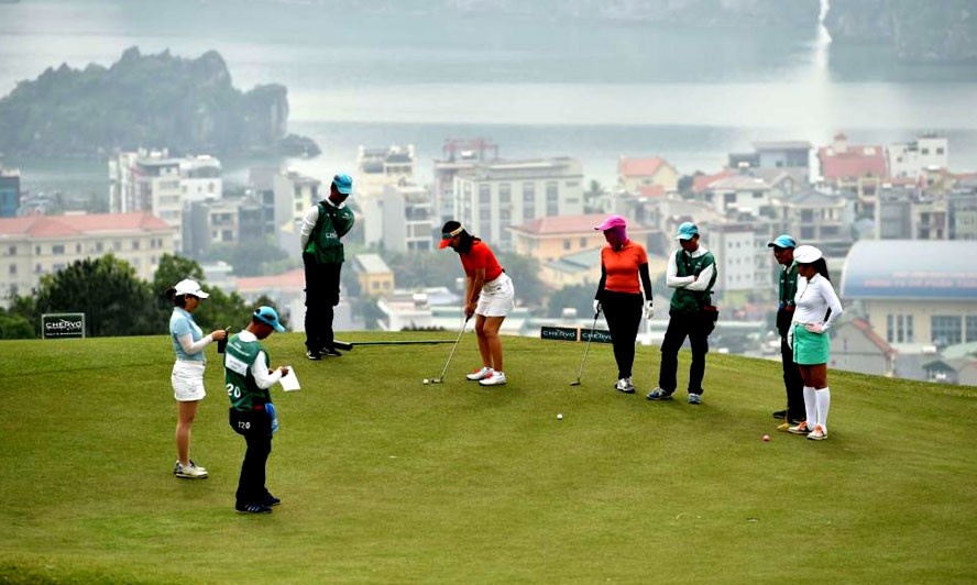 Du lịch golf là dòng sản phẩm du lịch cao cấp có khả năng thu hút đối tượng khách có mức chi tiêu cao. Ảnh: Hà Nội mới Du lịch golf là dòng sản phẩm du lịch cao cấp có khả năng thu hút đối tượng khách có mức chi tiêu cao. Ảnh: Hà Nội mới