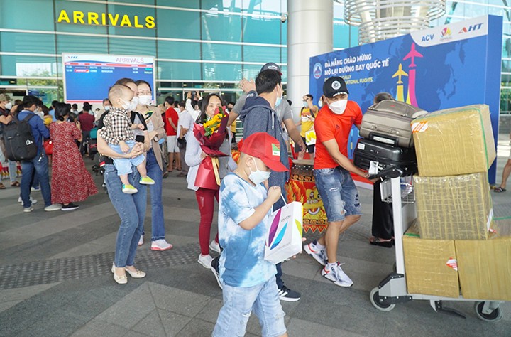 Sân bay quốc tế Đà Nẵng nhộn nhịp trong ngày thành phố Đà Nẵng chính thức mở lại đường bay thương mại quốc tế. Ảnh: Cổng TTĐT TP Đà Nẵng Sân bay quốc tế Đà Nẵng nhộn nhịp trong ngày thành phố Đà Nẵng chính thức mở lại đường bay thương mại quốc tế. Ảnh: Cổng TTĐT TP Đà Nẵng