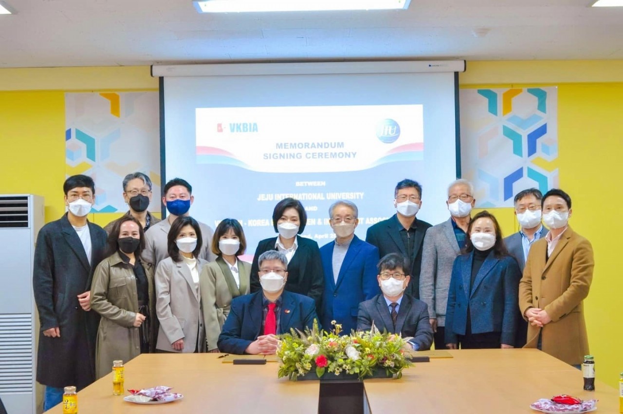 VKBIA ký kết với Trường Đại học Quốc tế Jeju. Ảnh: VKBIA
