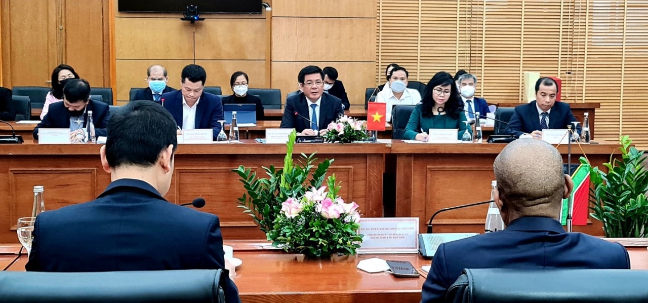  Bộ trưởng Nguyễn Hồng Diên đã có buổi làm việc với Ngài Mpetjane Kgaogelo Lekgoro, Đại sứ nước Cộng hòa Nam Phi tại Việt Nam. Ảnh: Bộ Công thuưương