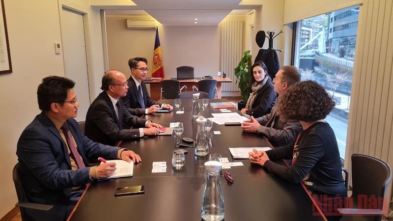 Đại sứ Đinh Toàn Thắng trình Quốc thư tại Công quốc Andorra Đại sứ Đinh Toàn Thắng trình Quốc thư tại Công quốc Andorra