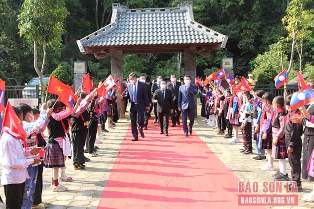 Thắt chặt mối quan hệ đoàn kết hữu nghị đặc biệt và hợp tác toàn diện giữa hai nước Việt - Lào Thắt chặt mối quan hệ đoàn kết hữu nghị đặc biệt và hợp tác toàn diện giữa hai nước Việt - Lào