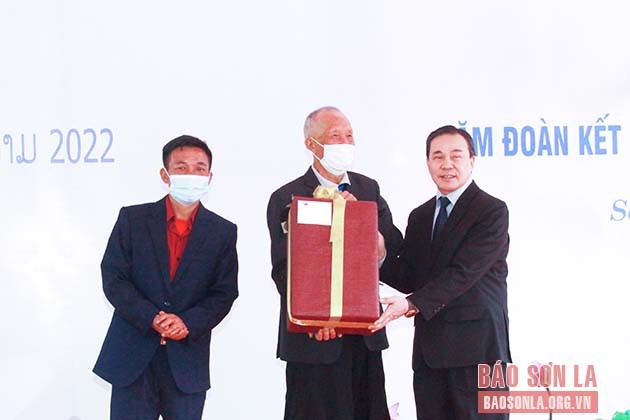 Thắt chặt mối quan hệ đoàn kết hữu nghị đặc biệt và hợp tác toàn diện giữa hai nước Việt - Lào Thắt chặt mối quan hệ đoàn kết hữu nghị đặc biệt và hợp tác toàn diện giữa hai nước Việt - Lào