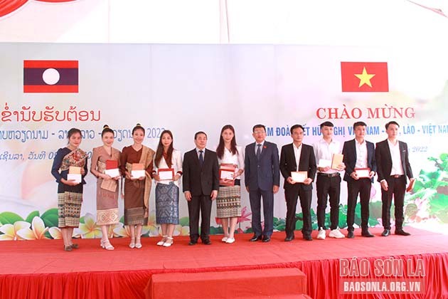 Đoàn công tác Ủy ban Đối ngoại của Quốc hội và Đại sứ quán nước CHDCND Lào tại Việt Nam tặng quà các lưu học sinh Lào đang học tập tại Sơn La. Ảnh: Báo Sơn La Đoàn công tác Ủy ban Đối ngoại của Quốc hội và Đại sứ quán nước CHDCND Lào tại Việt Nam tặng quà các lưu học sinh Lào đang học tập tại Sơn La. Ảnh: Báo Sơn La