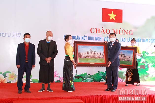 Thắt chặt mối quan hệ đoàn kết hữu nghị đặc biệt và hợp tác toàn diện giữa hai nước Việt - Lào Thắt chặt mối quan hệ đoàn kết hữu nghị đặc biệt và hợp tác toàn diện giữa hai nước Việt - Lào