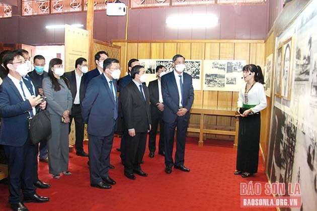 Thắt chặt mối quan hệ đoàn kết hữu nghị đặc biệt và hợp tác toàn diện giữa hai nước Việt - Lào Thắt chặt mối quan hệ đoàn kết hữu nghị đặc biệt và hợp tác toàn diện giữa hai nước Việt - Lào