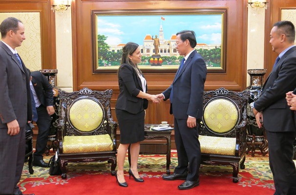 Chủ tịch UBND TP Phan Văn Mãi trao đổi cùng bà Ariadne Feo Labrada. Ảnh: HCM CityWeb Chủ tịch UBND TP Phan Văn Mãi trao đổi cùng bà Ariadne Feo Labrada. Ảnh: HCM CityWeb