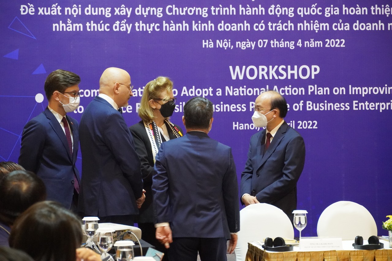 Các đại biểu trao đổi tại hội thảo Các đại biểu trao đổi tại hội thảo