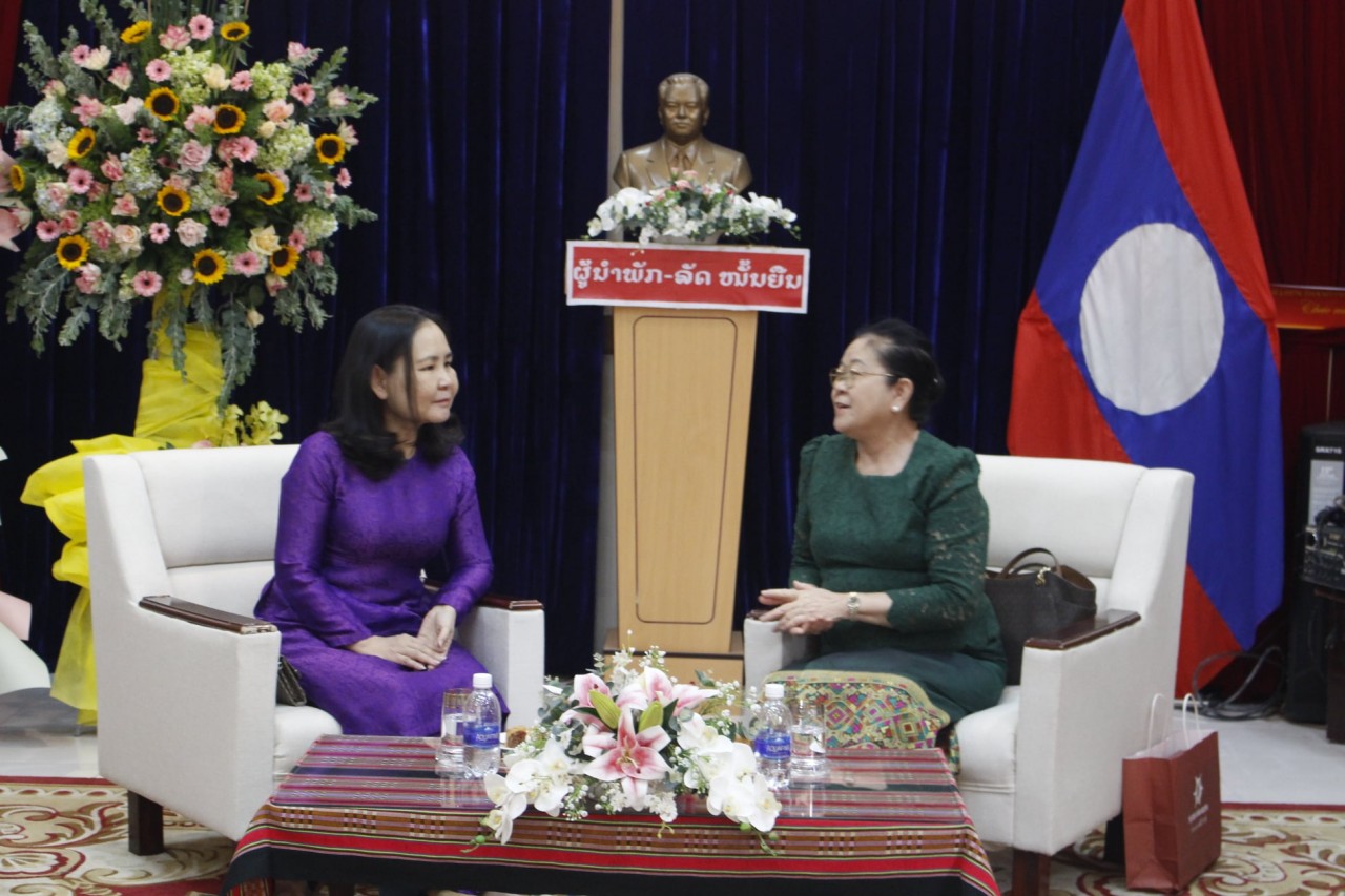 Bà Nguyễn Thị Hồng Diễm, Phó Chủ tịch HUFO chúc Tết Tổng Lãnh sự quán Lào tại TP.HCM Bà Nguyễn Thị Hồng Diễm, Phó Chủ tịch HUFO chúc Tết Tổng Lãnh sự quán Lào tại TP.HCM