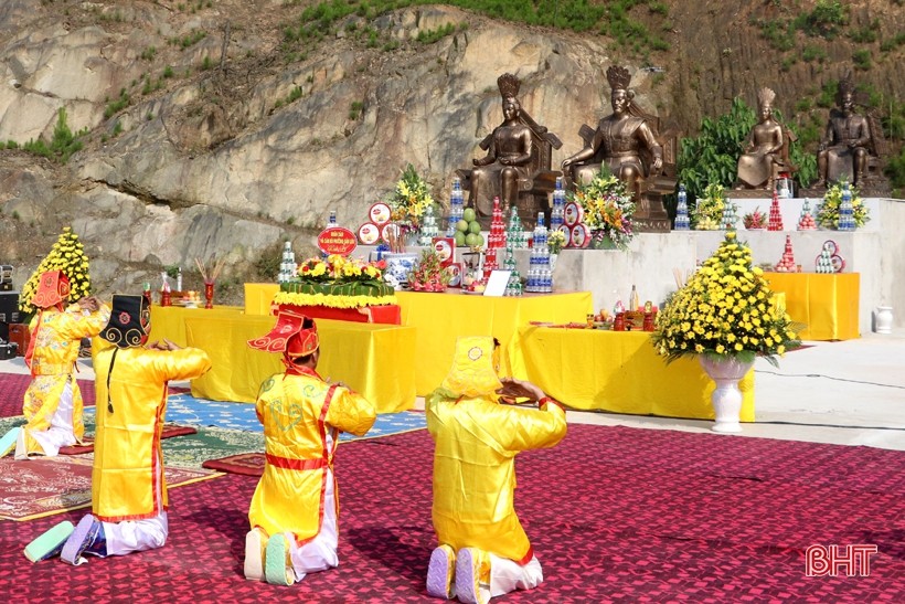 Các nghi lễ đã được chuẩn bị chu đáo và cử hành trang nghiêm, bày tỏ lòng biết ơn sâu sắc đối với các bậc tiền nhân đã có công dựng nước và giữ nước. Ảnh: Báo Hà Tĩnh Các nghi lễ đã được chuẩn bị chu đáo và cử hành trang nghiêm, bày tỏ lòng biết ơn sâu sắc đối với các bậc tiền nhân đã có công dựng nước và giữ nước. Ảnh: Báo Hà Tĩnh