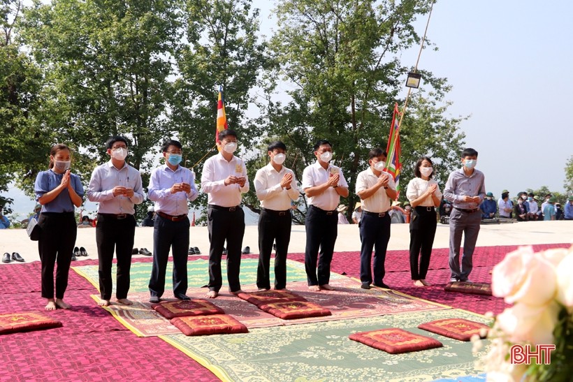 Các đoàn thành kính dâng hương tưởng nhớ công ơn của các Vua Hùng và các bậc tiền nhân. Ảnh: Báo Hà Tĩnh Các đoàn thành kính dâng hương tưởng nhớ công ơn của các Vua Hùng và các bậc tiền nhân. Ảnh: Báo Hà Tĩnh